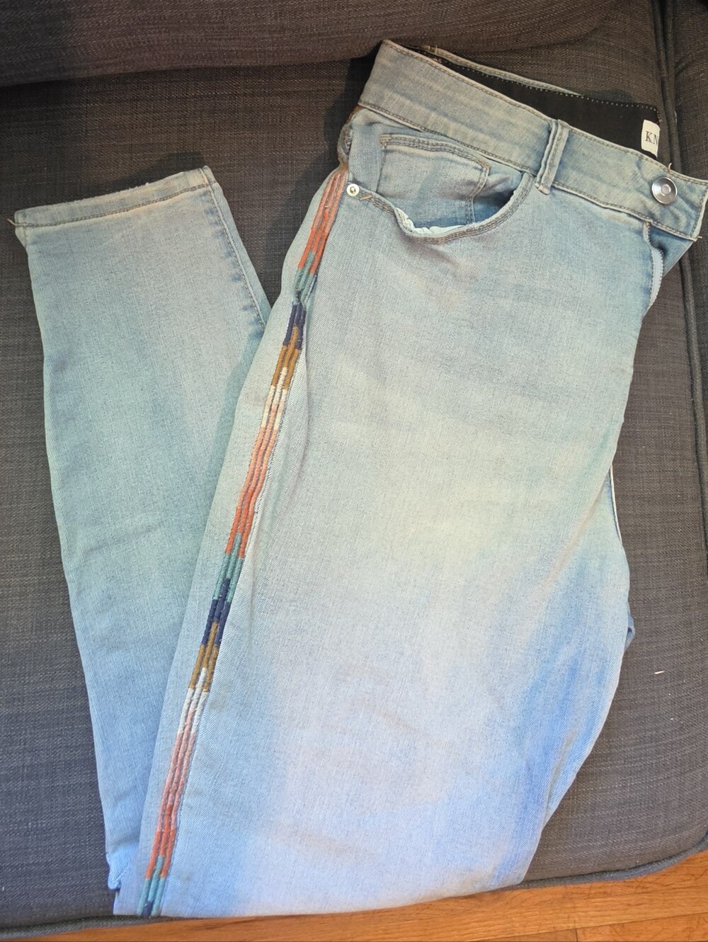 Light Wash Women’s Jeans with Side Embroidered Detail